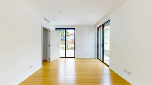 Moradia nova com piscina T4 em Linda a Velha