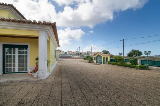 House 5 Bedrooms in Cheleiros