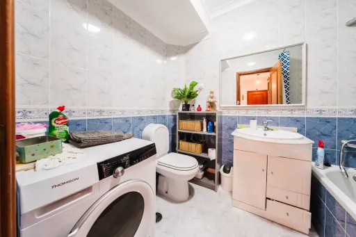 Apartamento T3 com Aquecimento Central, Garagem, Varandas e Arrecadações – Ferrel / Baleal