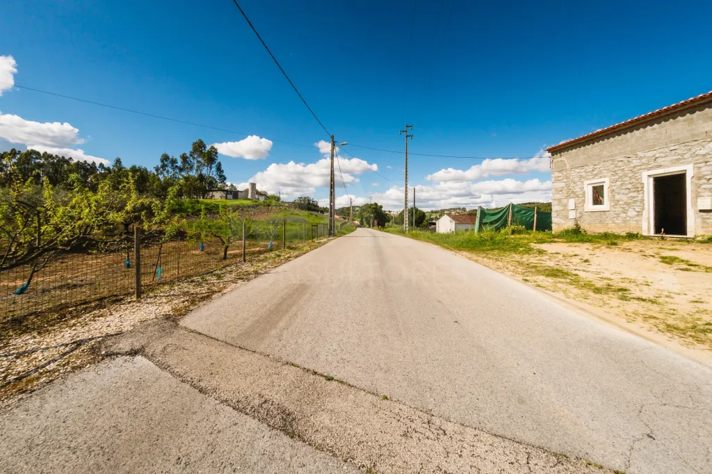 Moradia para remodelar em terreno com 1.809m2