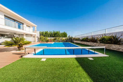 4 bedroom villa with pool