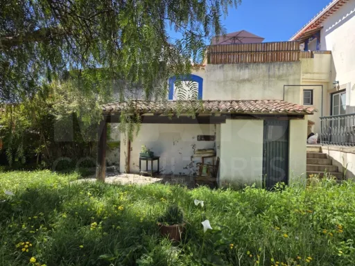 Prédio no Centro de Torres Novas com Jardim e Forte Potencial para constituição de Propriedade Horizontal com elevada rentabilidade de investimento