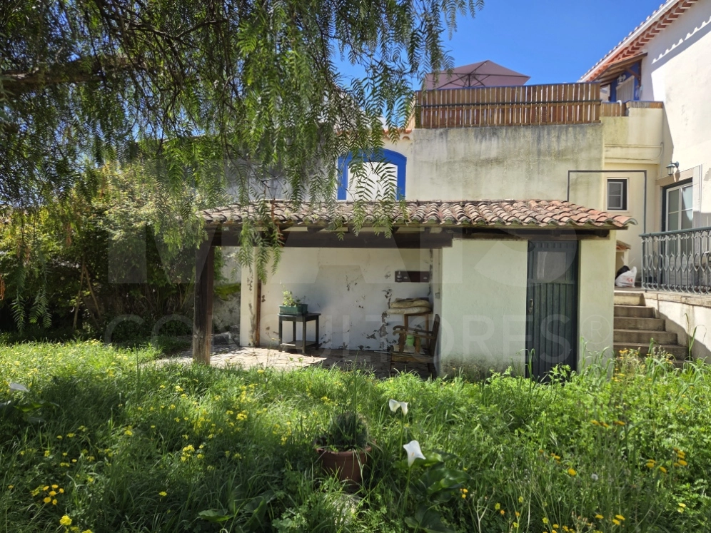 Prédio no Centro de Torres Novas com Jardim e Forte Potencial para constituição de Propriedade Horizontal com elevada rentabilidade de investimento