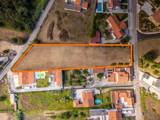 Land with approved project for the construction of 4 four-bedroom houses, with swimming pool and garage in Valado de Santa Quitéria