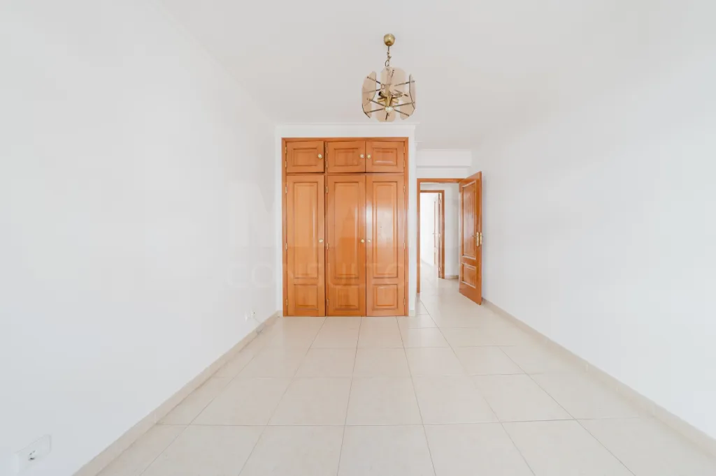 Apartamento T3 com garagem e varanda.