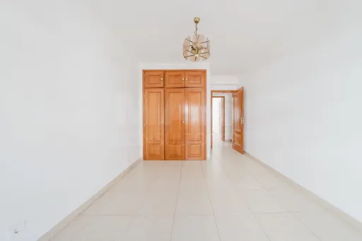 Apartamento T3 com garagem e varanda.