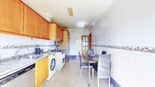 Apartamento T2 com parqueamento no Carregado