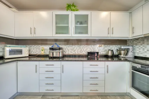 Viva com Espaço e Conforto: Moradia T4 com Anexo e Garagem em Coruche – Pronta a Habitar