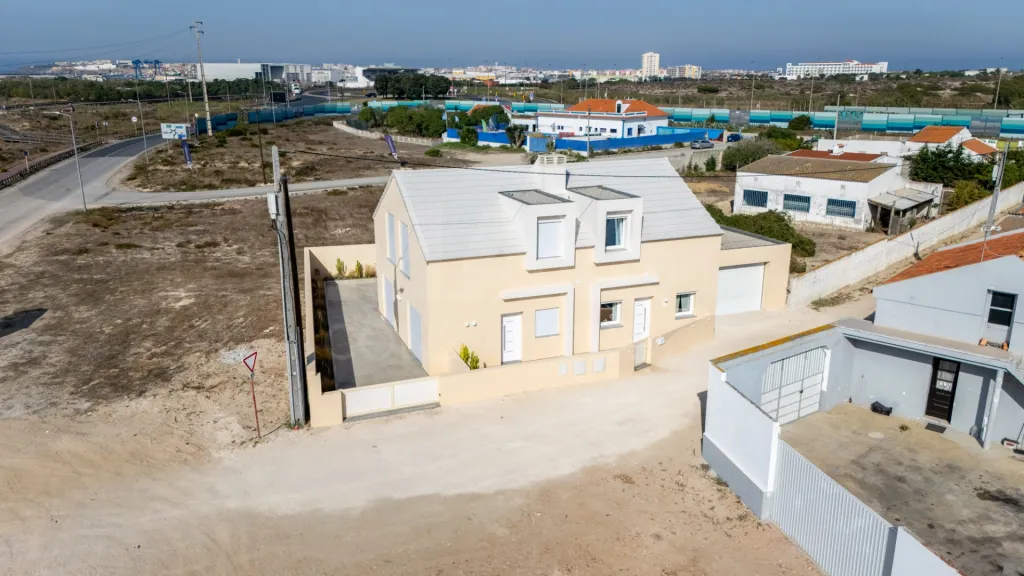 Moradia T2 com quintal e vista mar junto aos Supertubos