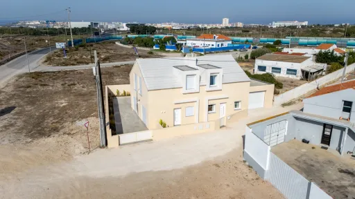Moradia T2 com quintal e vista mar junto aos Supertubos