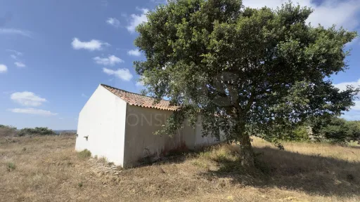 Armazém de charme em terreno rústico com quase 7.000 m²