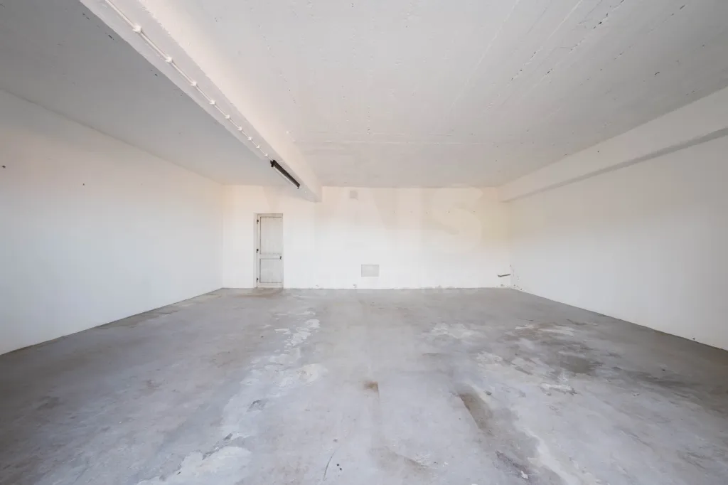 Moradia T5 com garagem e armazém