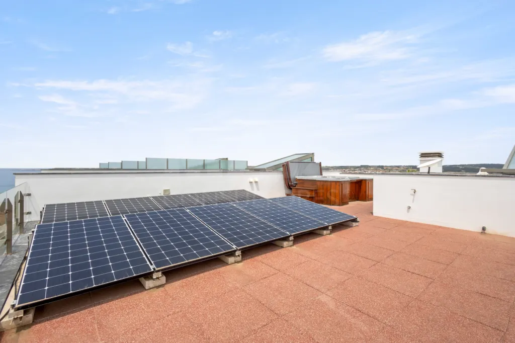 Moradia T4 com Vista Mar, Jacuzzi Panorâmico e Energia Solar | Lourinhã