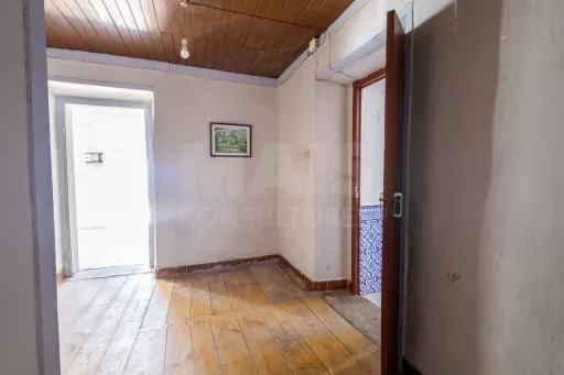 Moradia com rooftop e enorme potencial entre Caldas da Rainha e Santa Catarina