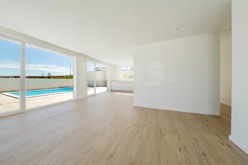 3 bedroom detached house with pool and garden !
