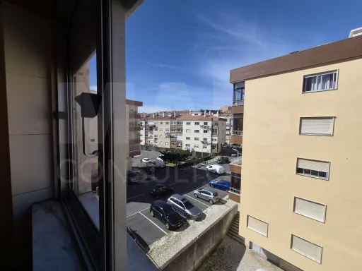 Apartamento de 3 Assoalhadas com Varanda na Serra da Mina