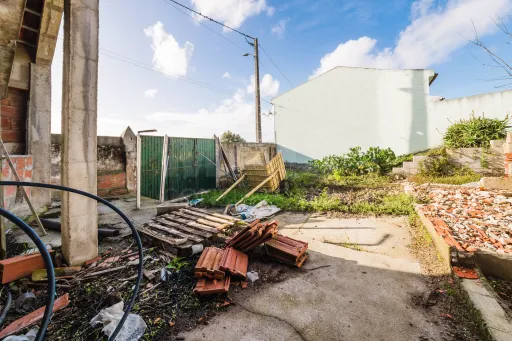 Quinta com duas moradias em ruína, poço e anexo com T0!