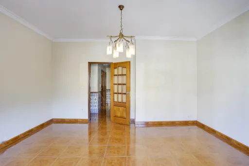 3-Bedroom Apartment with Excellent Sun Exposure | Balconies | Storage Room | Metro 600 m Away | Olival Basto – Odivelas
