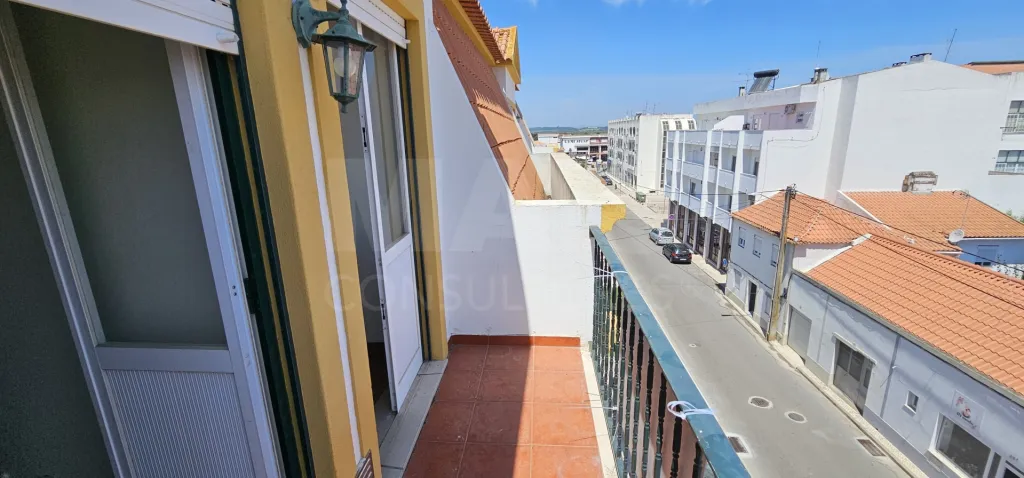 Apartamento T3 no Centro de Alpiarça | Áreas Generosas, Varandas e Excelente Localização