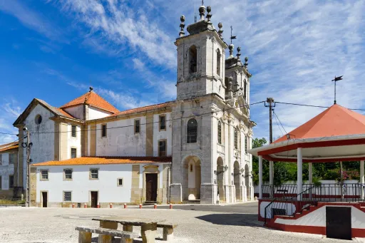 Moradia Térrea Renovada– Com dois Magníficos Espaços Exteriores