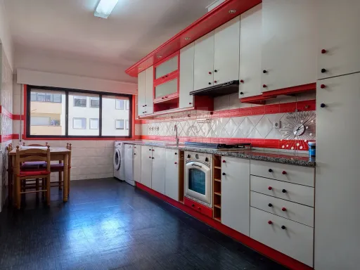 Apartamento T2 c/ Vista Rio, Elevador e Garagem em Box fechada!