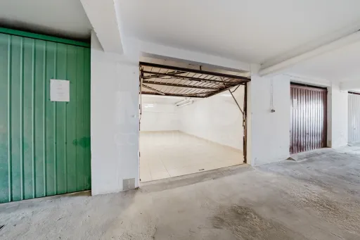 CLOSED GARAGE - PENICHE (Near the beach)