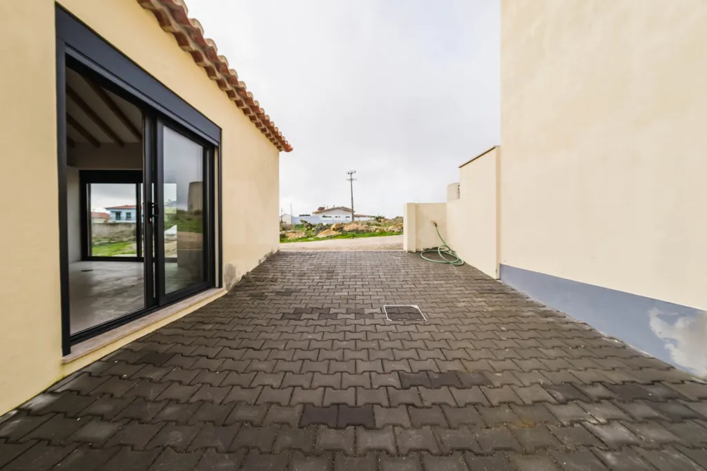 Moradia T3 Renovada C/ Logradouro e Anexos, São Bartolomeu, Lourinhã