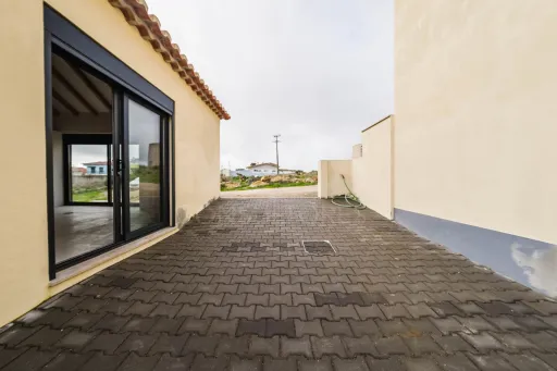 Moradia T3 Renovada C/ Logradouro e Anexos, São Bartolomeu, Lourinhã