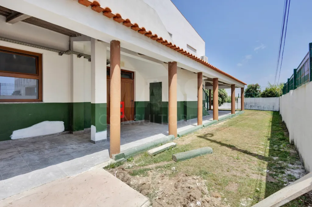 Edifício de 2 pisos em lote de 3750m2 em Peniche