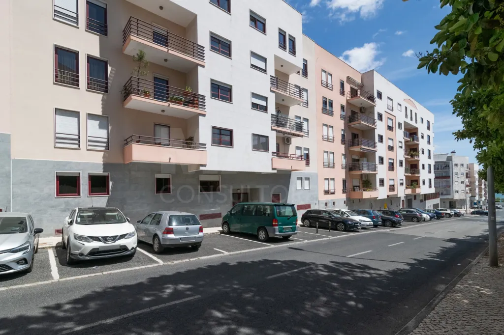 3-Bedroom Apartment in Linda-a-Velha