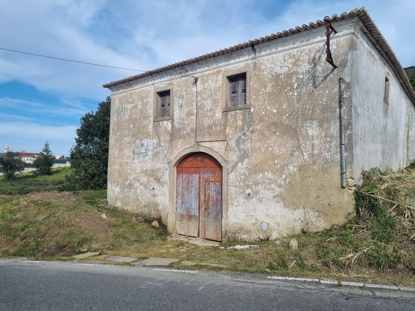 Moradia em Ruina, com Terreno de 48mil m2 em Santo Quintino