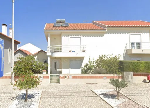 Moradia T3 com garagem em Atouguia da Baleia