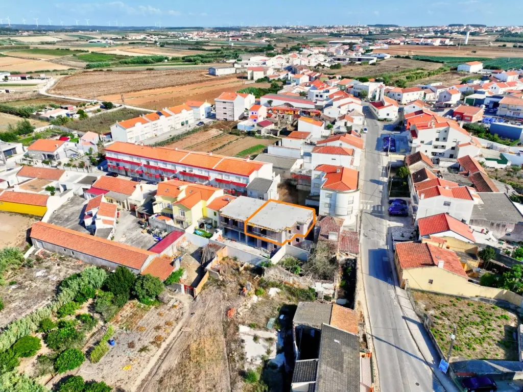 Apartamento T2 com Varanda & Parqueamento Privado, a 1 km da Praia da Consolação | Atouguia da Baleia – Peniche