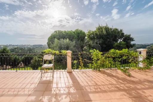 Propriedade única, a apenas 2 km de Alcobaça, com mais de 30.000 m² de terreno