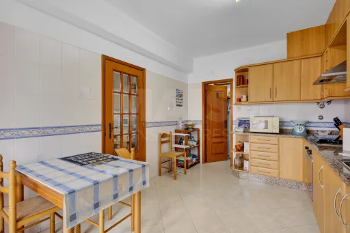2 bedroom apartment with terrace, garage and storage room in Entroncamento
