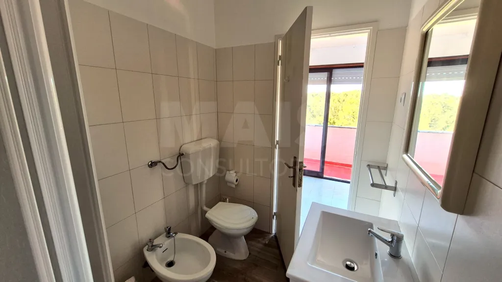 Apartamento com terraço e vista desafogada | Bairro do Pôr do Sol | Benedita