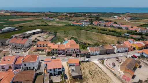 Moradia T3 com quintal e garagem a 5 min. da praia