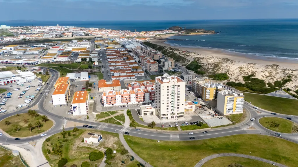 Loja com 2 Pisos no Centro de Peniche — Uma Oportunidade Imperdível!