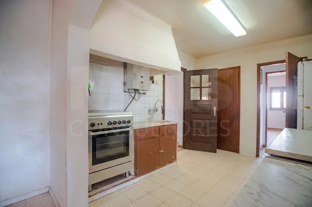 Quintinha T3 com 7.616 m² de terreno urbano e anexos (Casal do Rei)
