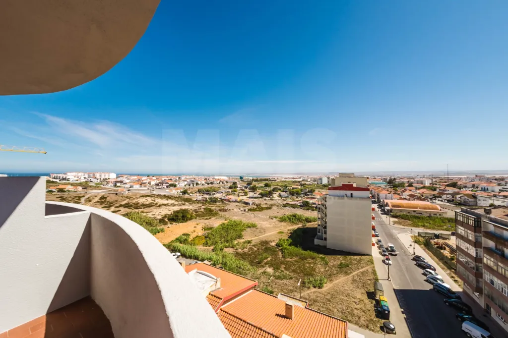 T2 Renovado com Varanda e Vista Mar em Peniche