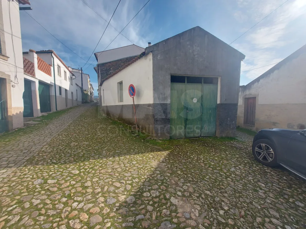 Casa Senhorial com Brazão em Coja- Arganil.