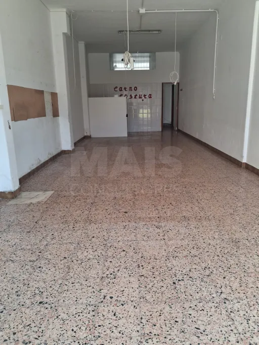 Store in Fanqueiros, Loures