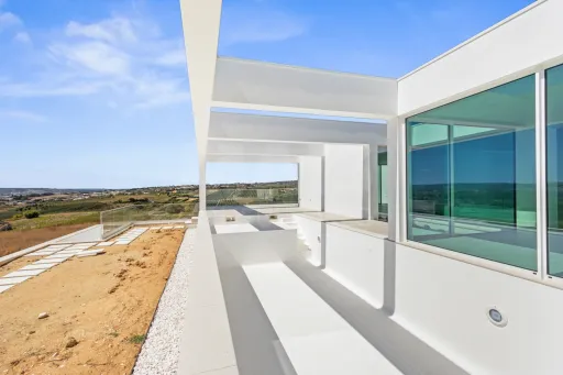 4-bedr. house on 2-hectare plot in Carvalhal