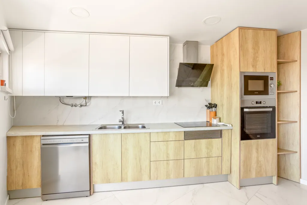 Último Piso | T2 Totalmente Remodelado | 2 Varandas | Vista Desafogada