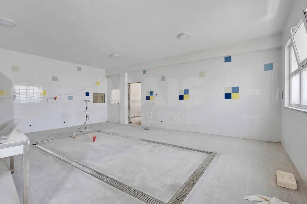 Edifício de 2 pisos em lote de 3750m2 em Peniche