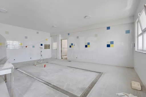 Edifício de 2 pisos em lote de 3750m2 em Peniche