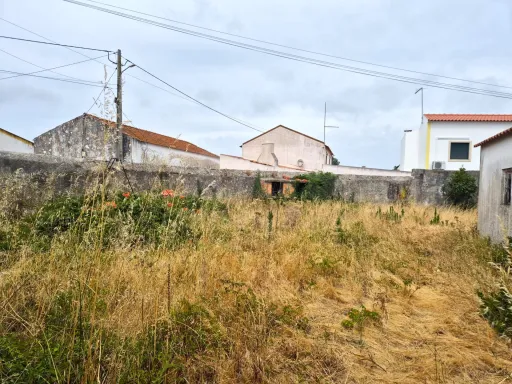 Moradia para Recuperação Total em Carregal, Óbidos | Lote de 490 m² | A apenas 3 km da Lagoa de Óbidos