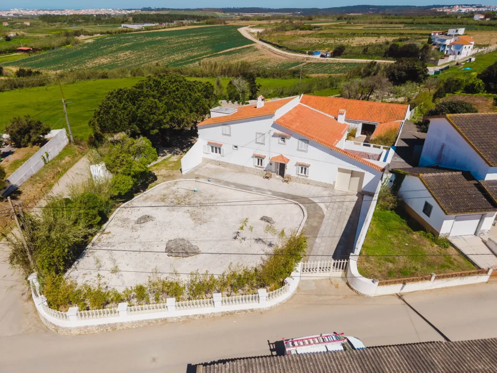 Imóvel com Vista Mar e Elevado Potencial Turístico a Minutos das Praias de Peniche