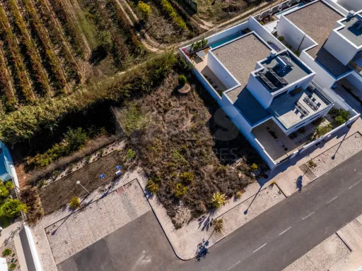 Lote Terreno com projeto aprovado para moradia T3 com Piscina