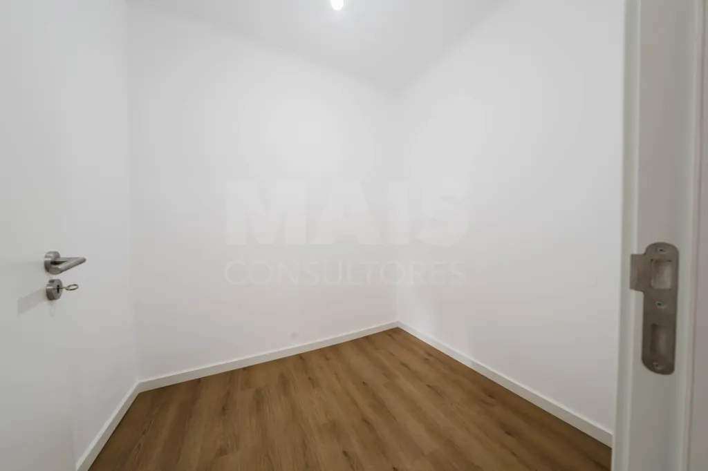 Loja de 214 m² com Potencial para Apartamento T4 ou Dois Apartamentos – Excelente Oportunidade de Investimento